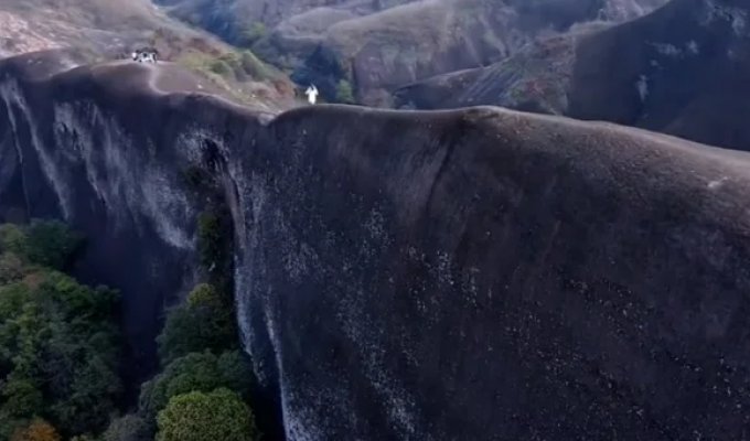 Прогулка по горе-лезвию для самых смелых путешественников (5 фото + 1 видео)