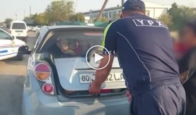 В Узбекистане остановили автомобиль, который был битком набит маленькими детьми