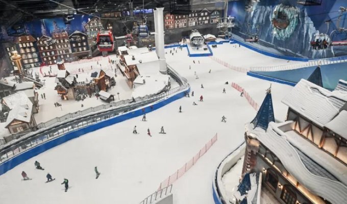 The world's largest indoor ski resort opened in China (2 photos + 2 videos)