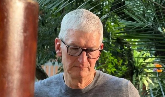 How Tim Cook Is Spending His Retirement (2 Photos + Video)