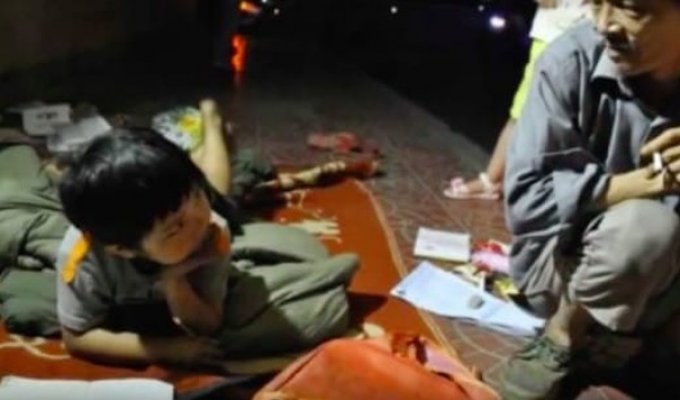 Бездомный воспитал девочку, которую мать выбросила на помойку (9 фото)