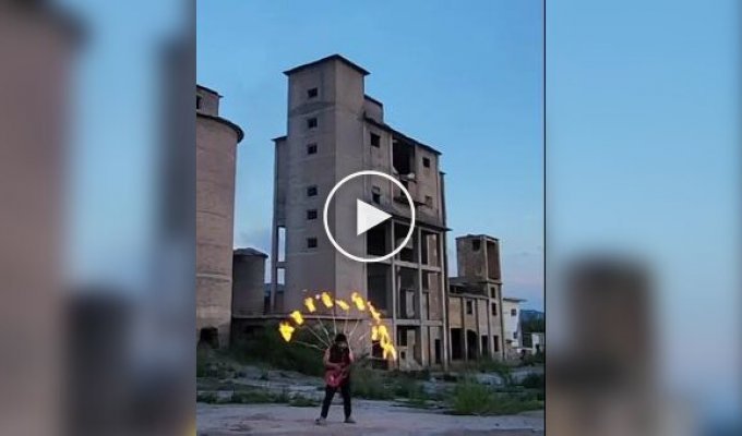 Китайский артист, который любит играть с огнем