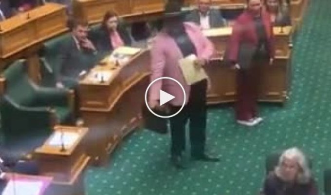 Депутат из числа коренных народов Новой Зеландии выразил свое недовольство с помощью танца и песни