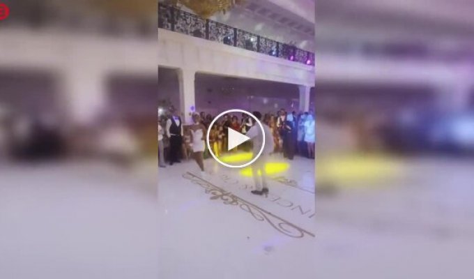 Newlyweds completely broke the "first dance" mold