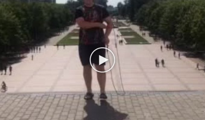 В Брянске парень станцевал у памятника и против него возбудили дело за неуважение к обществу