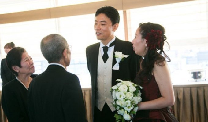 Японские молодожёны могут заказать на свадьбу очень необычную услугу, и из-за неё плакать будут все (5 фото + 1 видео)