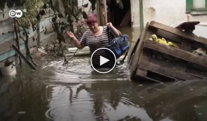 The water in Kherson is gradually receding, and people were able to get into their apartments to pick up the essentials