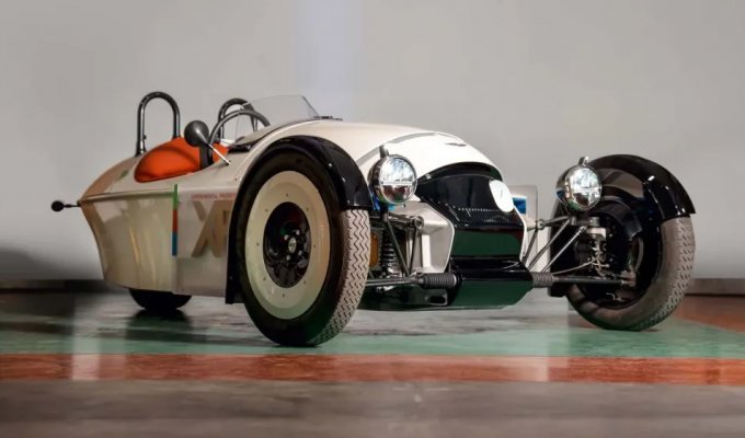 Morgan three-wheeled sports car switched to electric propulsion (7 photos)