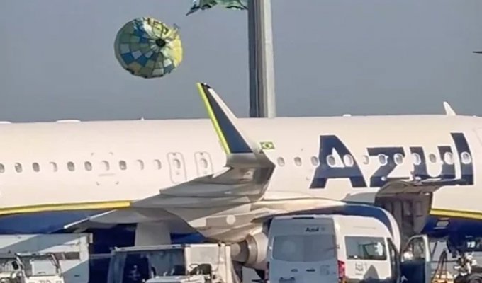 A hot air balloon fell on the territory of an airport in Brazil (2 photos + 2 videos)