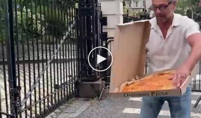 Activist throws pizza at New York city government