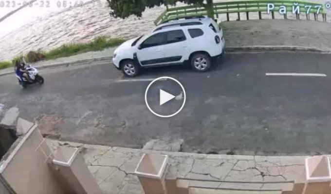 A pedestrian “helped” motorcyclists and almost drowned the bike in the river - video