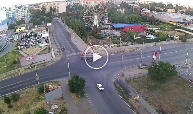 В Астрахани водитель уходил от погони и влетел в столб
