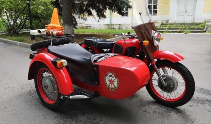 Советский мотоцикл "Днепр" для обучения вождению с дублирующим управлением в коляске (11 фото)