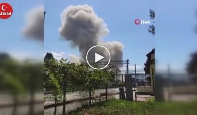 Мощный взрыв в турецком порту Дериндже попал на видео