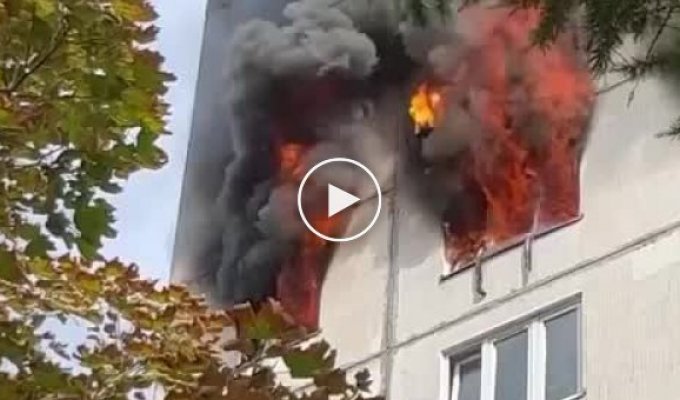 Спасение мужчины из пожара в многоэтажке