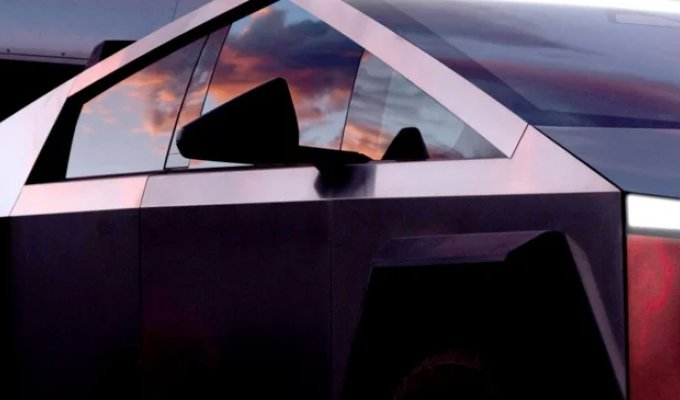 Семьи утверждают, что дверные ручки Tesla заблокировали подростков в горящем Cybertruck (3 фото)