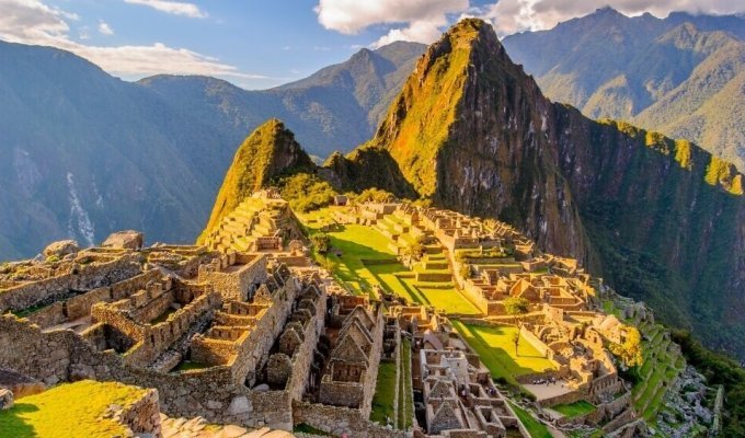 Crowds of tourists trampled the sacred rock of the Inca city in Peru (3 photos)