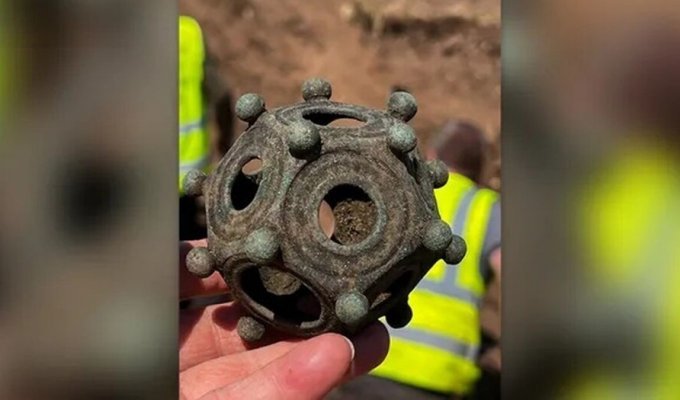 Roman dodecahedron discovered by amateur archaeologists in the UK (3 photos)