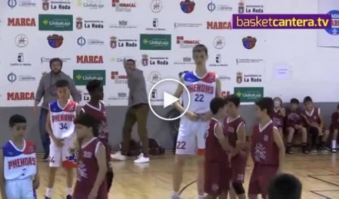 Как 12-летний канадский баскетболист с ростом 213 сантиметров играет в баскетбол со сверстниками