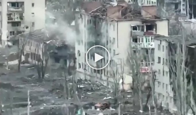 Journalist Denis Kazansky published a new video from Bakhmut. The city is virtually destroyed