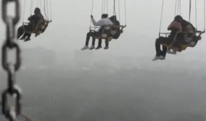 Hanging in the air: an attraction with people stopped in the midst of a powerful storm (2 photos + 1 video)