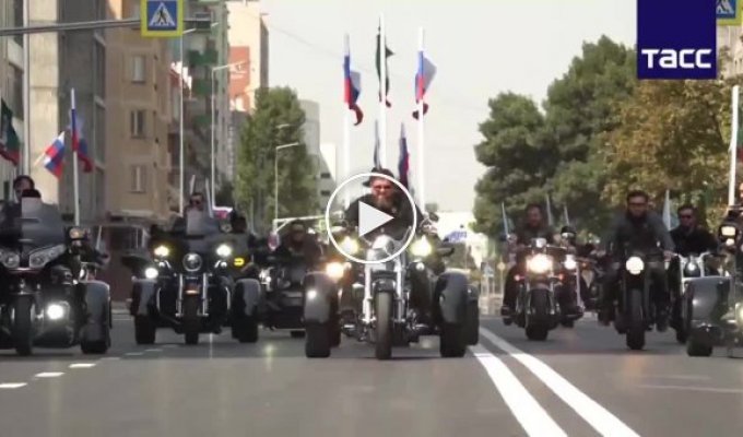 Глава российских тик-ток войск проехался по центру Грозного на трехколесном мотоцикле