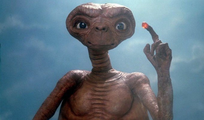 A fantastic screen for a personal tragedy. How Steven Spielberg's 'ET' Was Made (16 Photos)