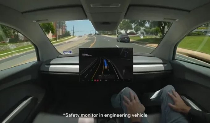 A Tesla with no steering wheel or pedals has hit the road (1 photo)