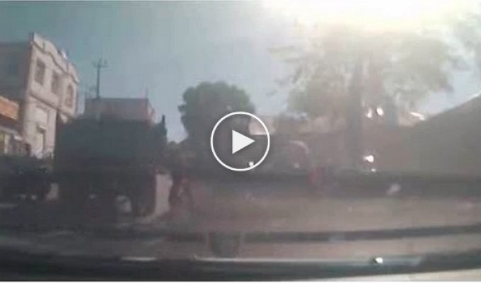 В Ростове-на-Дону женщина пыталась голыми руками остановить двигающийся грузовик