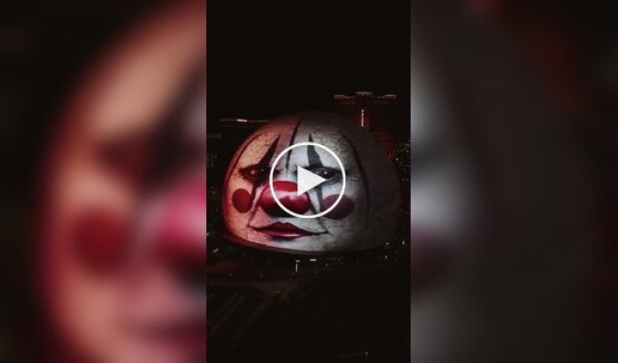 Огромное лицо клоуна в Лас-Вегасе