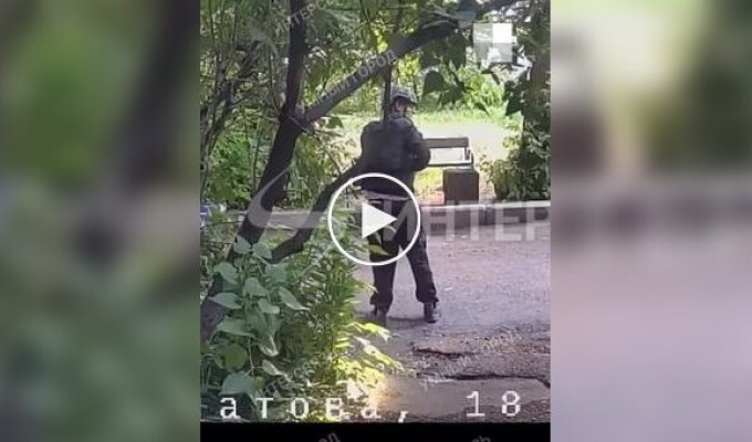 Выживший в Украине россиянин в шлеме, бронежилете и с автоматом в руках проводит свою операцию возле своего дома в Челябинске
