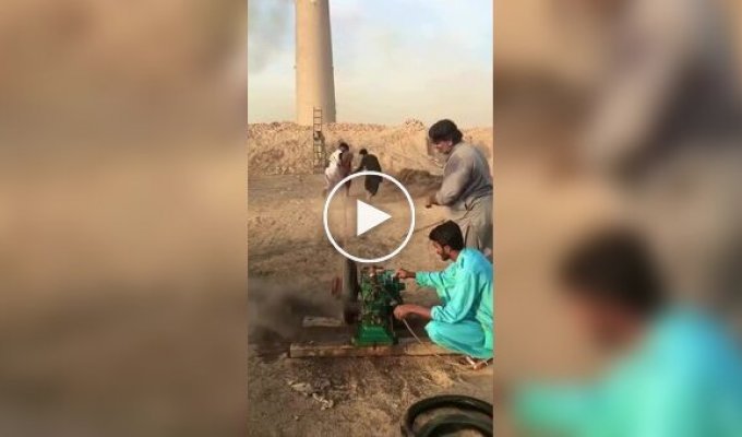 Мужчины придумали креативное развлечение из подручных материалов