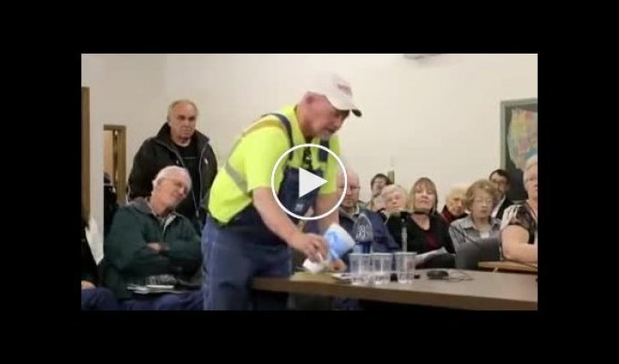 Фермер предлагает чиновнику испить воды