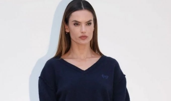 Alessandra Ambrosio at the Balenciaga show in Paris (9 photos)