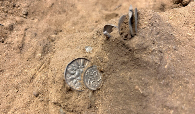 В Дании обнаружен двойной клад с сокровищами викингов (8 фото)