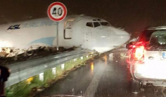 В аэропорту Бергамо грузовой самолет выехал на автостраду (3 фото)