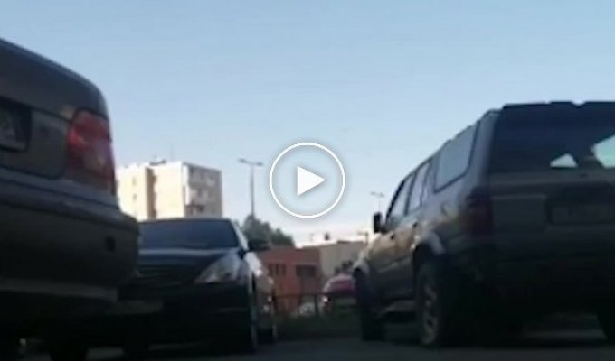 У Петербурзі чоловік розбив лопатою машину ворога і прислав йому відео процесу