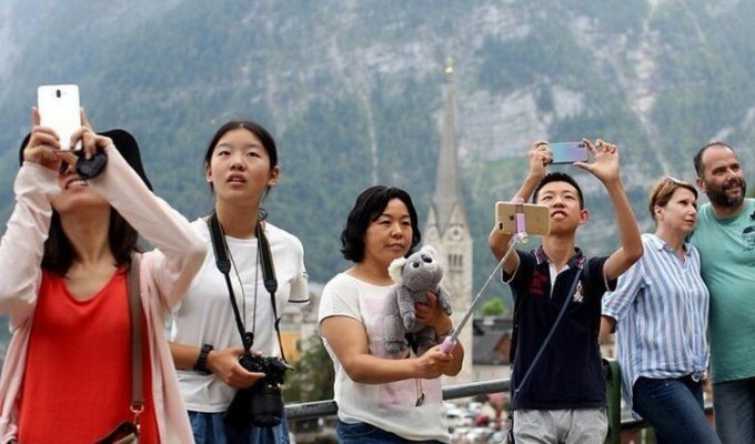 Селфи-апокалипсис в действии: как туристы из Азии стали бедствием для австрийского городка Гальштат (9 фото)