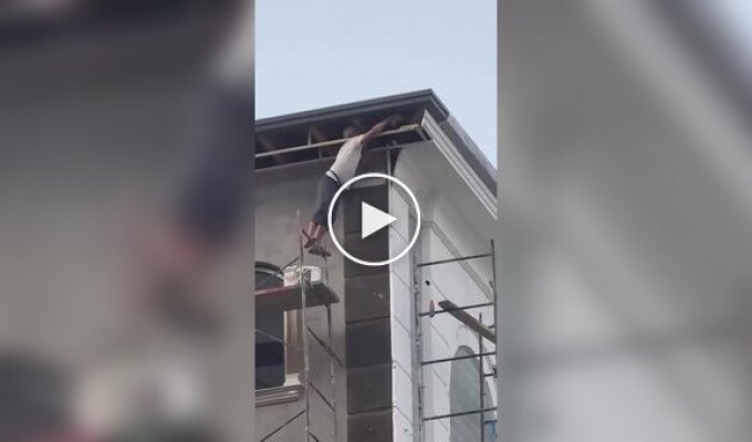 В Узбекистане засняли местного рабочего, который стоял в тапочках на краю строительных лесов