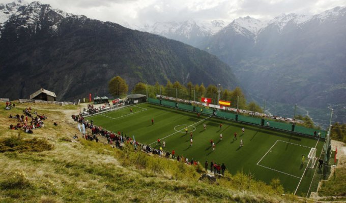Самые необычные футбольные поля (30 фото)