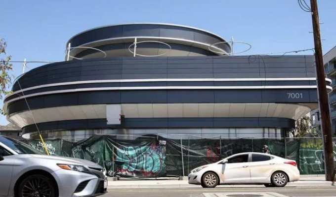 Дайнер Илона Маска на Santa Monica blvd в Голливуде (3 фото + видео)
