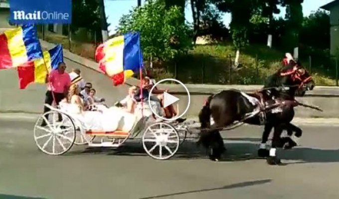 В Румынии прошла роскошная свадьба с дорогими машинами, каретой и вертолетом (11 фото + видео)
