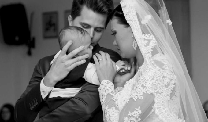 Эта невеста кормила ребёнка грудью прямо во время свадьбы (9 фото)