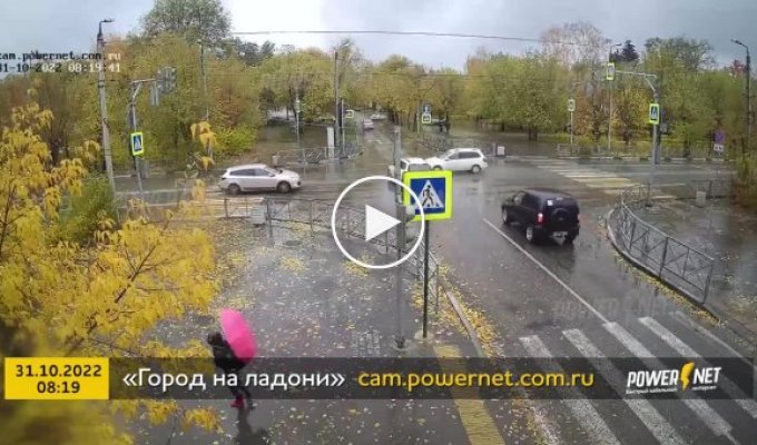 Водитель универсала устроил ДТП на перекрестке в Волжском