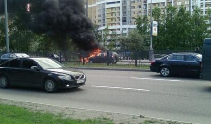  В Москве сгорел новенький Ferrari (30 фото)