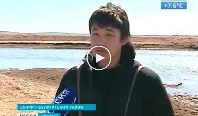 В России семиклассник каждый день переносит детей через реку