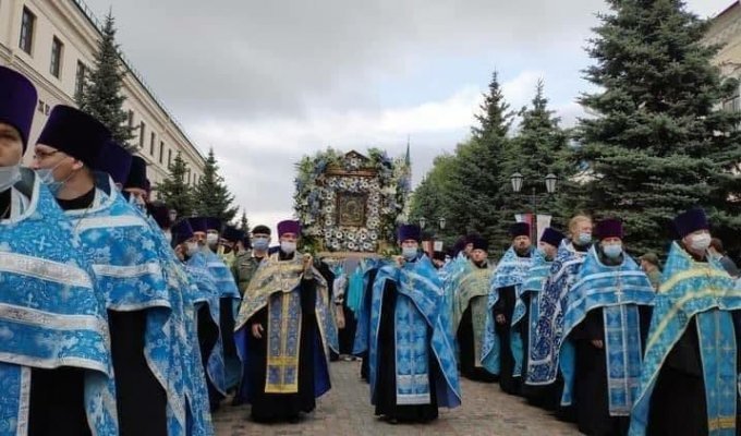 В Казани на крестный ход вышли тысячи человек - в разгар очередной волны коронавируса (2 фото + видео)