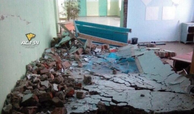 В школе Новосибирской области упала стена (5 фото)