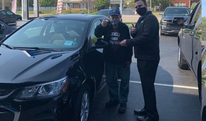 104-летний ветеран войны пришел в автосалон, чтобы купить машину, но ему подарили её бесплатно (3 фото)