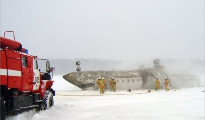 Во Внуково-3 разбился самолет "Челенджер" (9 фото)